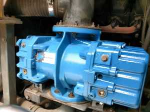 Zamontowana po remoncie dmuchawa Aerzen w mobilnej mieszalni pasz